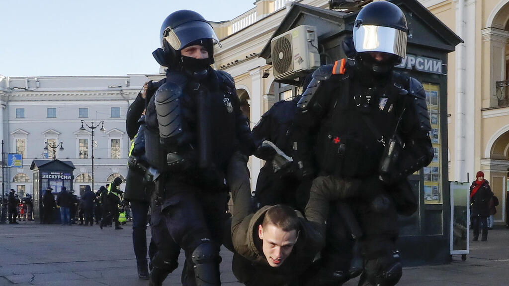 יותר מ-4,300 מפגינים נעצרו היום ברוסיה במחאות נגד המלחמה