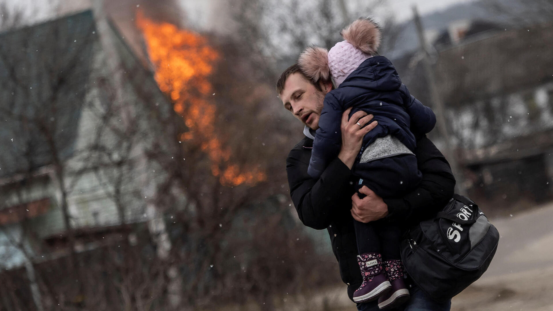 גבר ו ילד בורחים מ ההפצצות ב אירפין אוקראינה