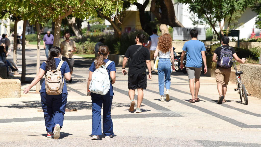 סטודנט סטודנטים ישראלים מתחם אוניברסיטת תל אביב