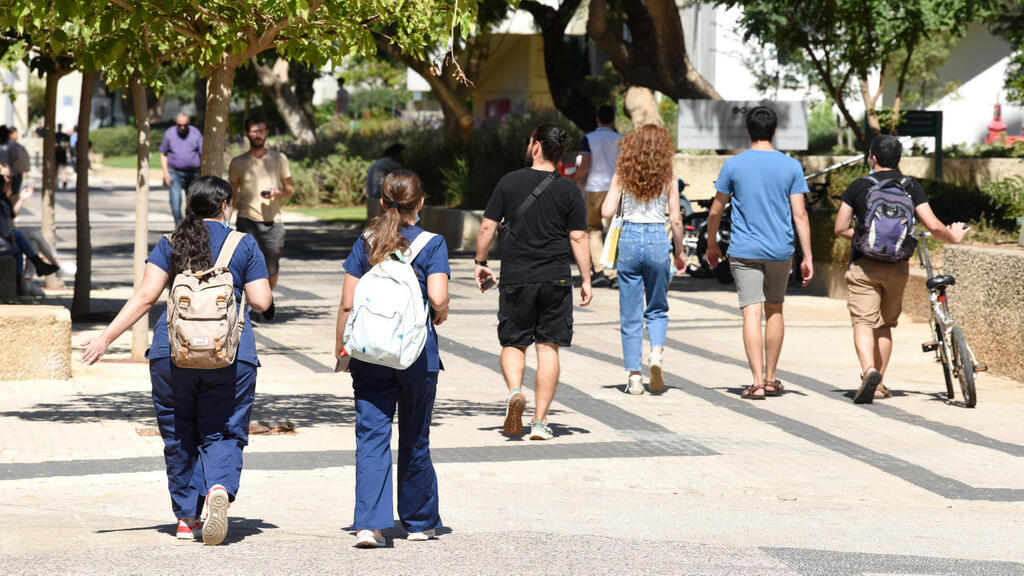 סטודנט סטודנטים ישראלים מתחם אוניברסיטת תל אביב