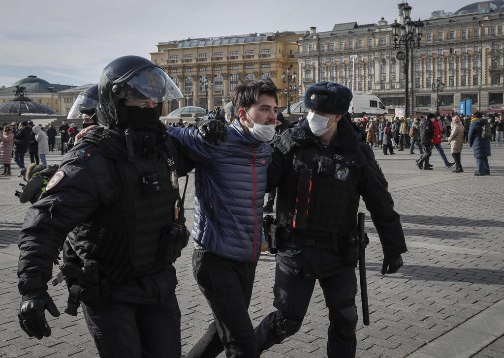 סנט פטרסבורג רוסיה שוטרים עוצרים מפגינים הפגנה נגד תקיפה של רוסיה ב אוקראינה