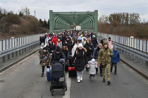 פליטים יוצאים מאוקראינה, צילום: AFP
