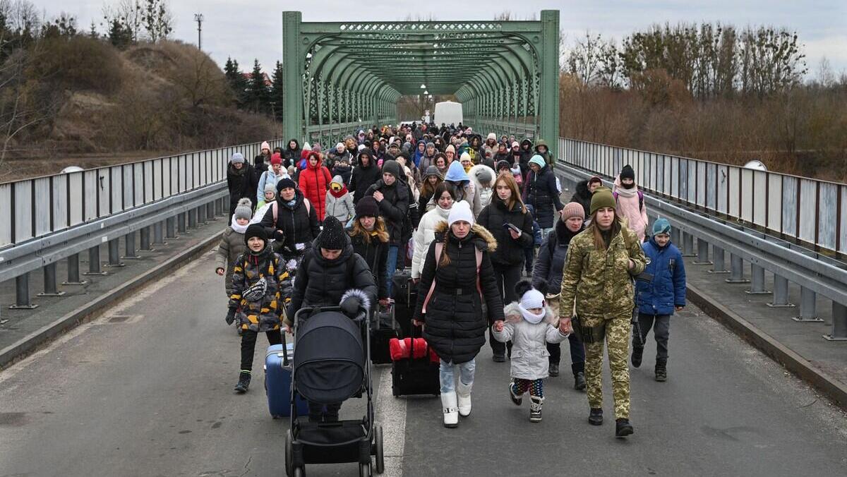 פוטו פליטים הולכים על גשר אוקראינה