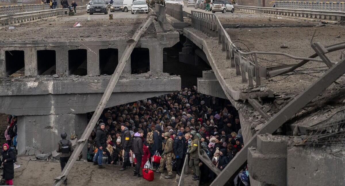 פוטו פליטים אוקראינה מתחת גשר