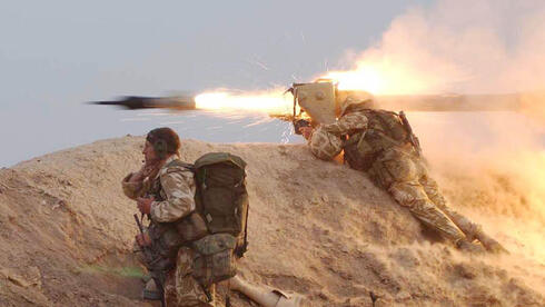 צוות בריטי משגר טיל מילאן בעיראק, צילום: אי-פי