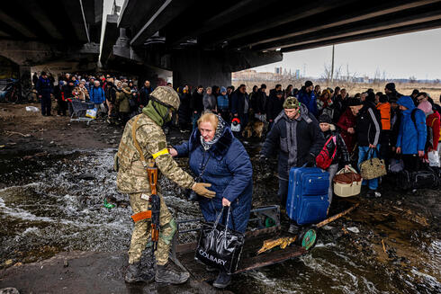 פליטים אוקראינים שהסתתרו מתחת לגשר, צילום: AFP
