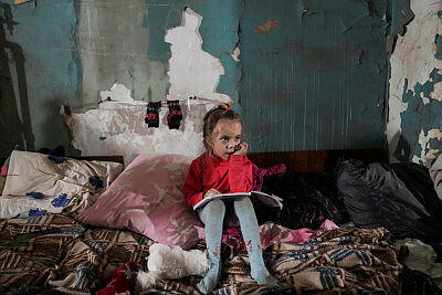 ילדה יושב במקלט במריופול, Evgeniy Maloletka