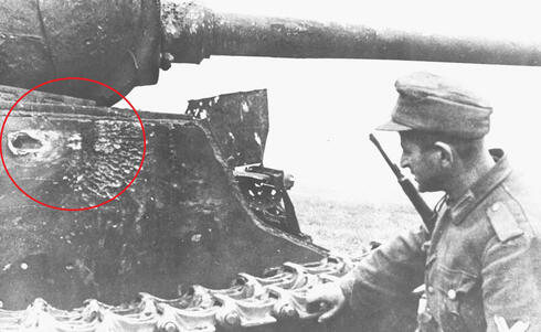 חור של ליינר בטנק רוסי מדגם KV85 ממלחמת העולם השנייה, צילום: DestroyedTanks