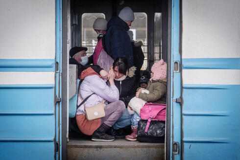 פליטים אוקראינים עוזבים את לבוב. מי יספק סיוע נפשי להתמודדות עם הטראומות של ילדים שנעקרו מביתם?, צילום: גטי אימג