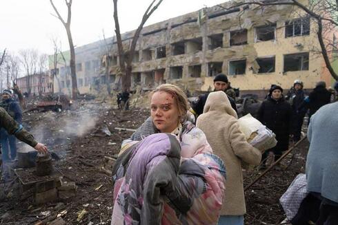 אישה בהיריון בורחת מבית חולים שהופצץ במריופול, ynet
