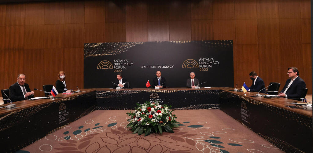 שר החוץ האוקראני דמיטרו קולבה עם שר החוץ הרוסי סרגיי לברוב ב שיחות ב אנטליה טורקיה