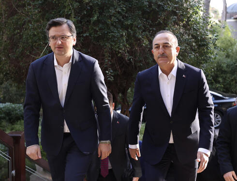 שר החוץ האוקראני דמיטרו קולבה עם שר החוץ הטורקי מבלוט צ
