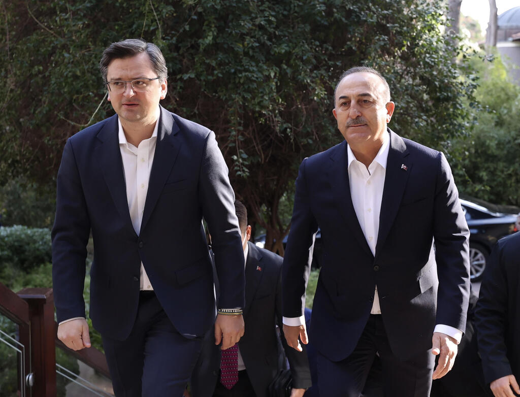 שר החוץ האוקראני דמיטרו קולבה עם שר החוץ הטורקי מבלוט צ'בושולו