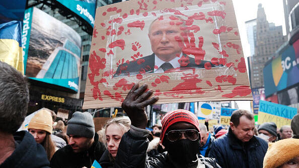 הפגנה נגד רוסיה ולדימיר פוטין בניו יורק מלחמה ב אוקראינה