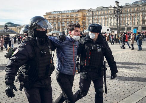 מעצר של מפגין נגד המלחמה במוסקבה, צילום: אי פי איי