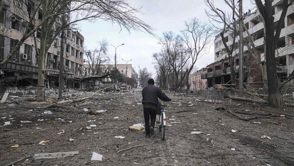 אוקראינה: 7 אזרחים נהרגו בהפצצה על שיירה שעזבה את קייב; &quot;העיר וולנובחה נהרסה לחלוטין&quot;
