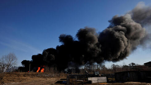 אש בבסיס צבאי באוקראינה, צילום: רויטרס