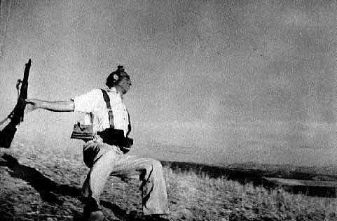 "מותו של חייל לויאליסט" של רוברט קאפה, 1936. היום לא מחכים לצלם מקצועי בזירה, צילום: רוברט קאפה