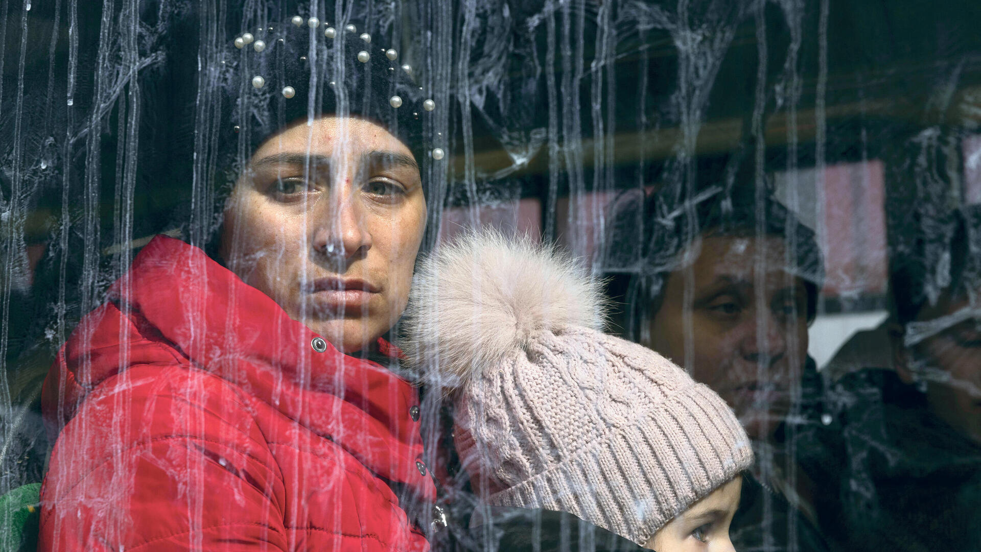 פנאי משפחה מלבוב על אוטובוס במעבר הגבול בפולין
