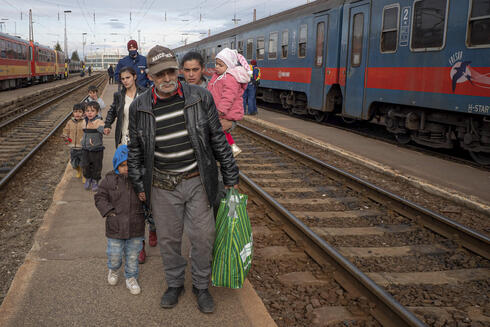 פליטים בתחנת רכבת בהונגריה, צילום: AP