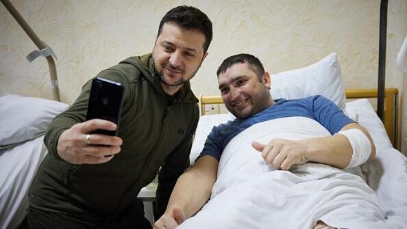נשיא אוקראינה זלנסקי מבקר פצוע מלחמה, גטי