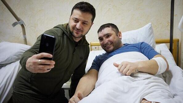 זלנסקי מבקר פצוע מלחמה בבית חולים בקייב. שולט ברשת יותר מרוב מנהיגי העולם, צילום: גטי