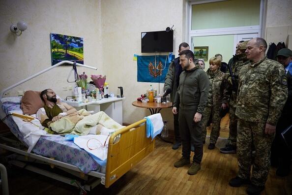 וולודימיר זלנסקי נשיא אוקראינה מבקר פצוע מלחמה בבית חולים ב קייב ב13 במרץ