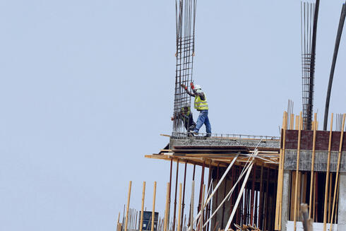 פועלים עובדים בגובה רב באופן לא בטיחותי באתר בנייה, צילום: שאול גולן