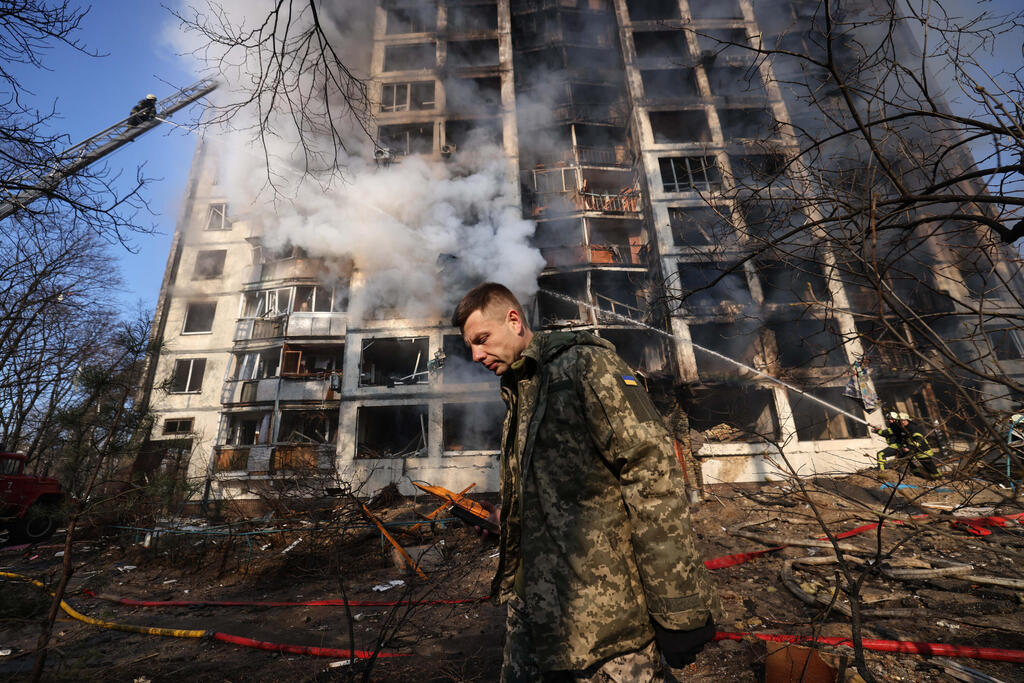 פגיעה ב בניין ב קייב אוקראינה