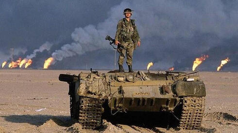 חייל אוקראיני על טנק רוסי. גם סייבר יכול להיות טנק, צילום: AP