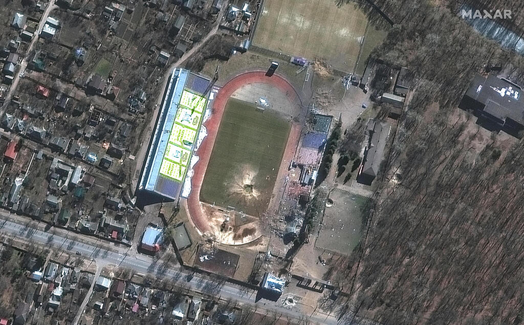 תמונת לווין של איצטדיון ב צ'רנייב אוקראינה שנפער בו מכתש כתוצאה מ ההפצצות