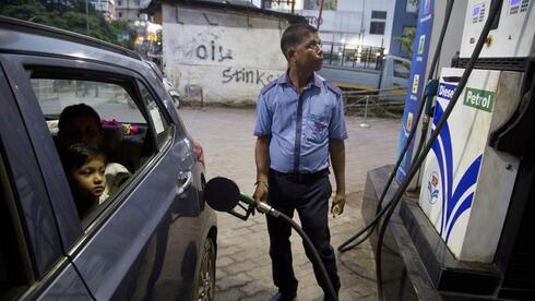 תחנת דלק בהודו, צילום: AP