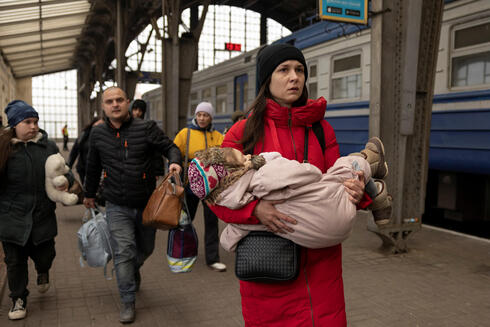 פליטים אוקראינים ממהרים לעלות על הרכבת לפולין. "ישראל צריכה עכשיו לתת יד לפליטים. להעניק להם חילוץ והצלה",  צילום: Getty Images