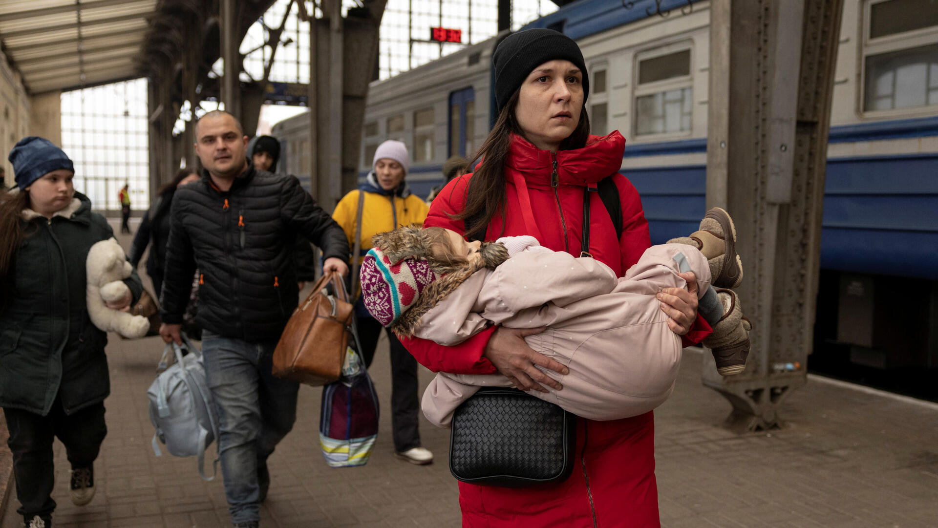 פנאי פליטים אוקראינים ממהרים לעלות על רכבת ל פולין