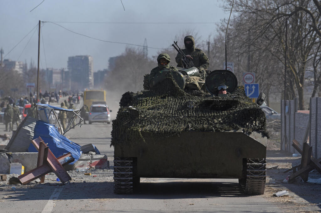 טנקים רוסיים ב מריופול אוקראינה