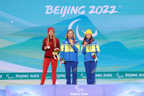 מימין: אירינה ביו (ארד) ואולכסנדרה קונונובה (זהב) במשחקים הפראלימפיים בבייג