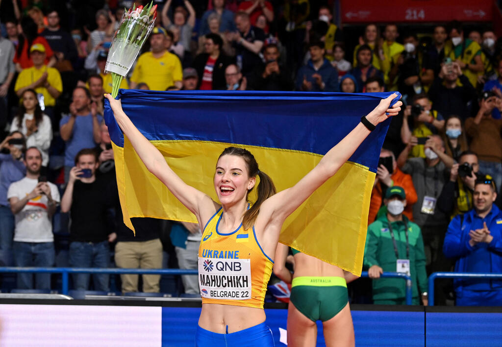 פנאי ירוסלבה מהוצ'יך מניפה את דגל אוקראינה אחרי שזכתה בזהב ב קפיצה לגובה