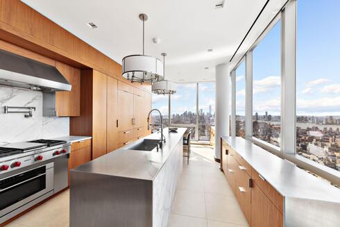 מטבח בדירה שרופרט מרדוק מוכר במגדל One Madison במנהטן, צילום: The Corcoran Group