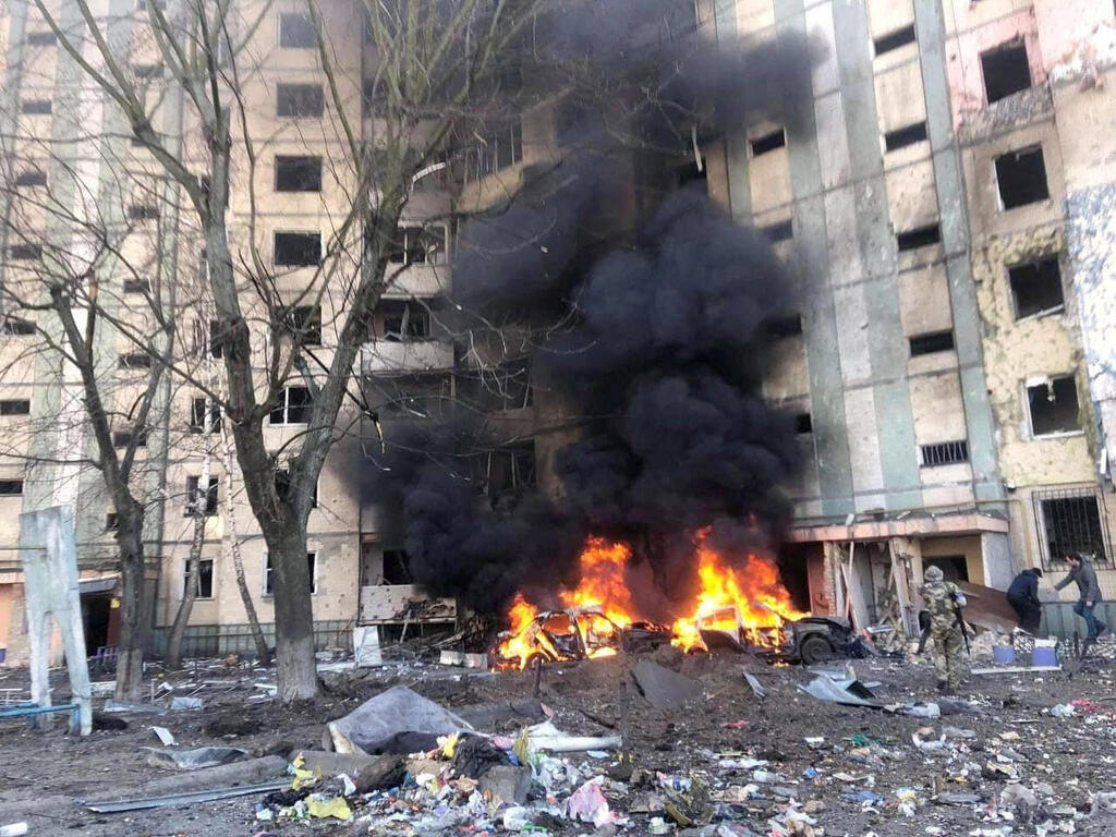 בניין מופגז ובוער לאחר הפצצה רוסית ב אוקראינה
