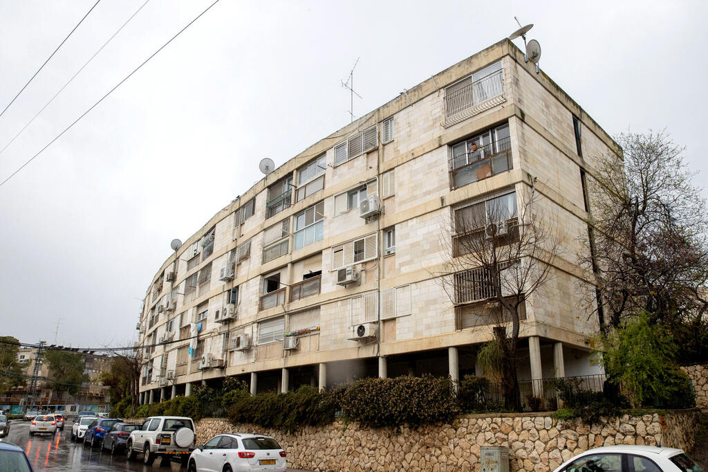 בניין שעובר הליך פינוי בינוי ברחוב רחוב בוליביה 14 ירושלים קרית היובל