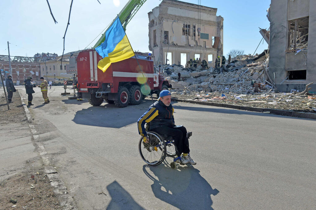 נכה על כסא גלגלים בין ההריסות ב חרקוב אוקראינה