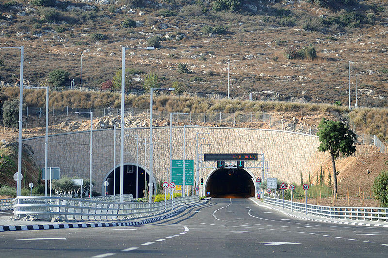 הכניסה ל מנהרות הכרמל מ צומת צ'ק פוסט ב מפרץ חיפה