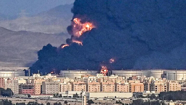 המורדים בתימן מכים שוב בסעודיה: שריפת ענק במתקן של ארמקו