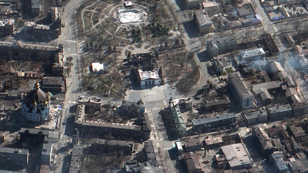 התיאטרון שהופצץ ב מריופול אוקראינה בו הסתתרו אזרחים