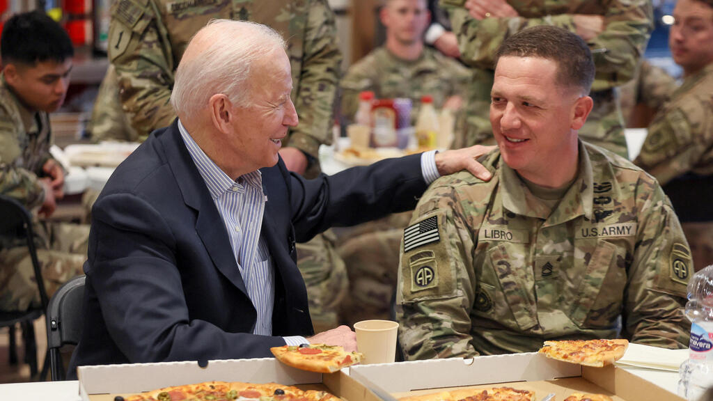 ג'ו ביידן אוכל פיצה עם חייל אמריקאי