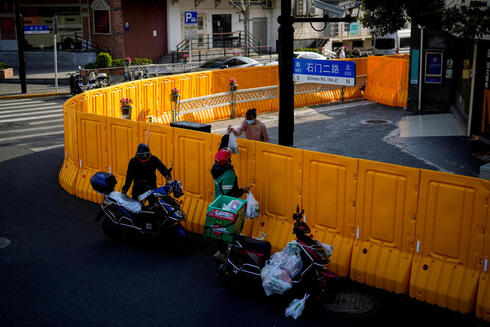 מחסומי קורונה בשנגחאי, בשבוע שעבר. 26 מיליון תושבים בסגר, צילום: רויטרס