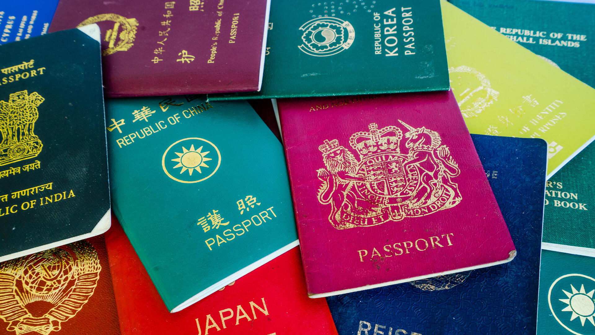 דרכון דרכונים