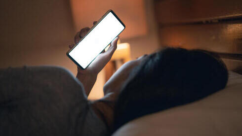 התמכרות טלפון נדודי שינה שימוש בסמארטפון במיטה