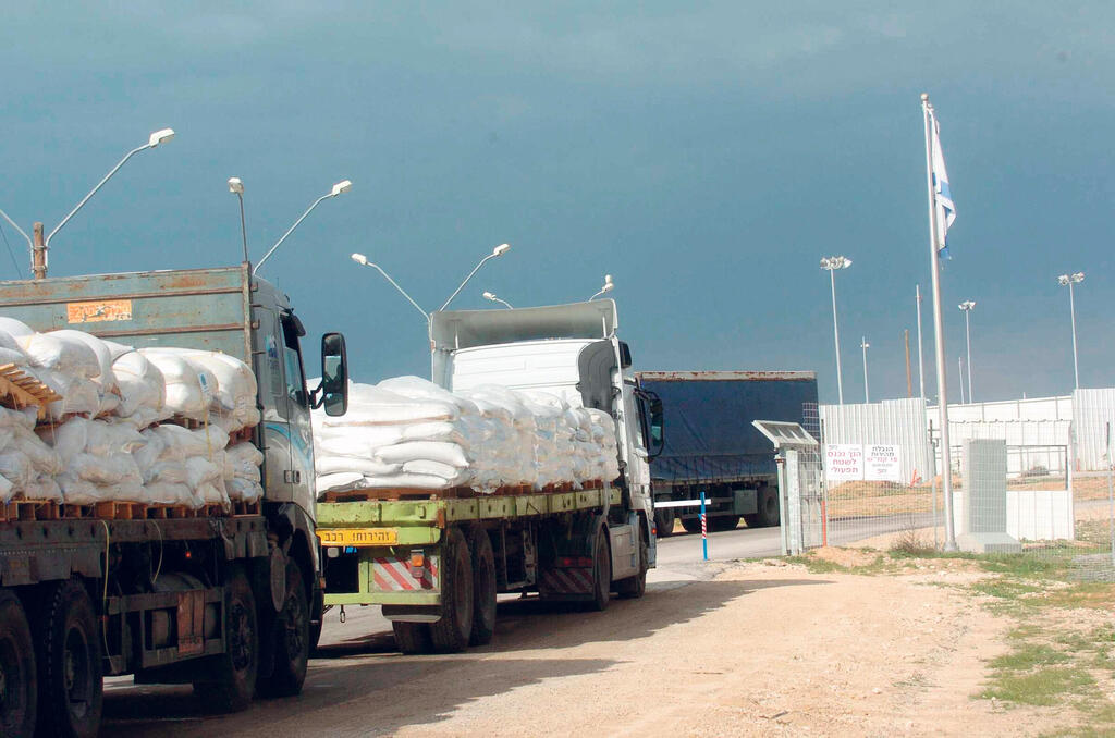 מחסום ארז משאיות מעבירות סחורות לרצועת עזה
