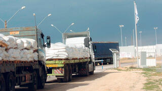 מחסום ארז משאיות מעבירות סחורות לרצועת עזה